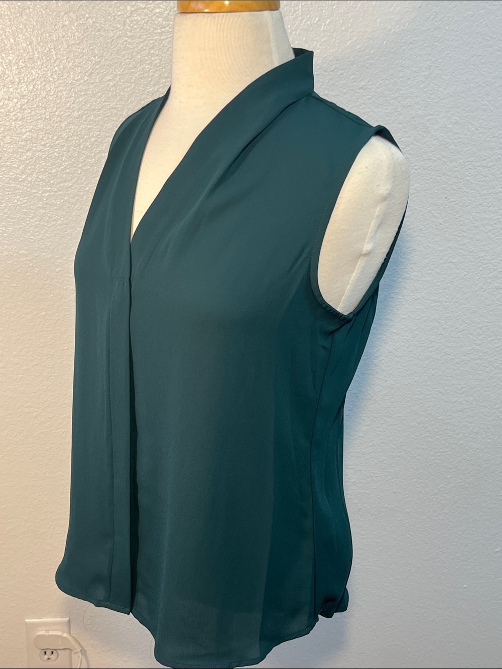 Nordstrom Rack Sleeveless Emerald Green Split Neck Blouse Size Small NWOT - Picture 6 of 6